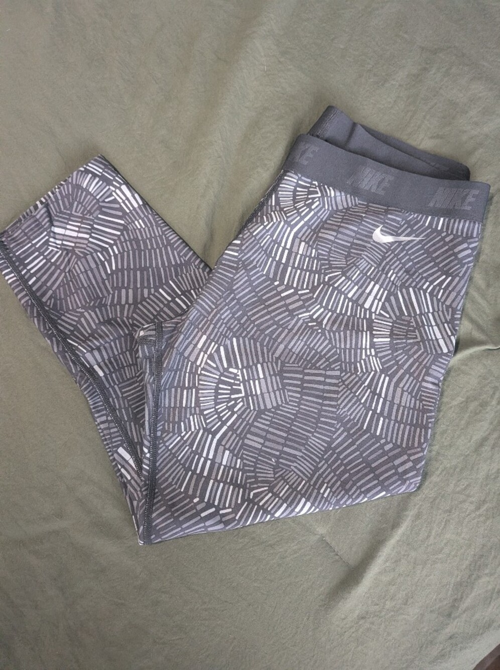 Nike Pro Dri-Fit Golf 3/4 Gray Patterned Leggings Womens XL Pull On Athletic
